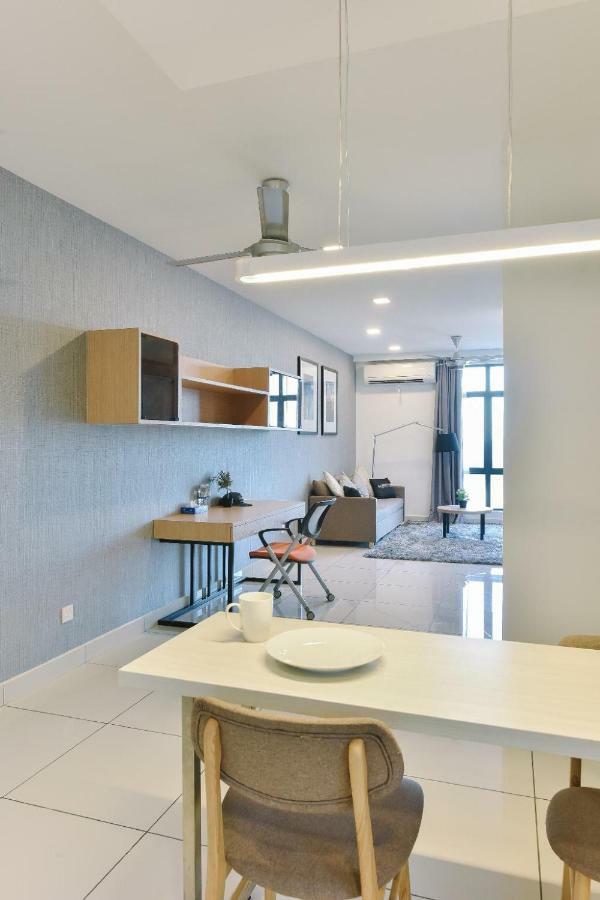 1 Tebrau Suites By Subhome Johor Bahru Esterno foto
